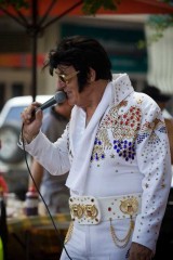 Elvis performs outside a pub - [Click for a Larger Image]